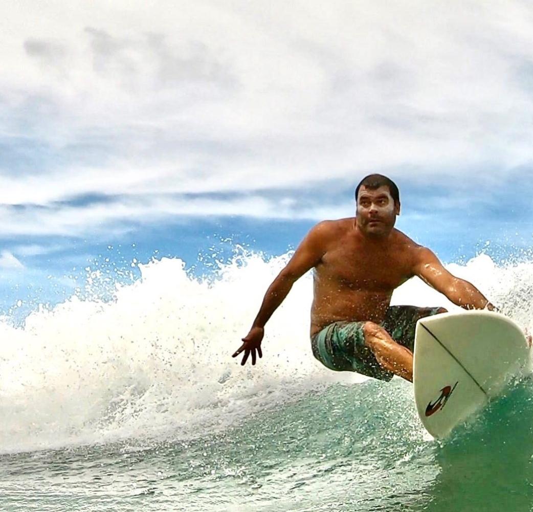 Legendario surfista brasileño muere mientras desafiaba olas gigantes en